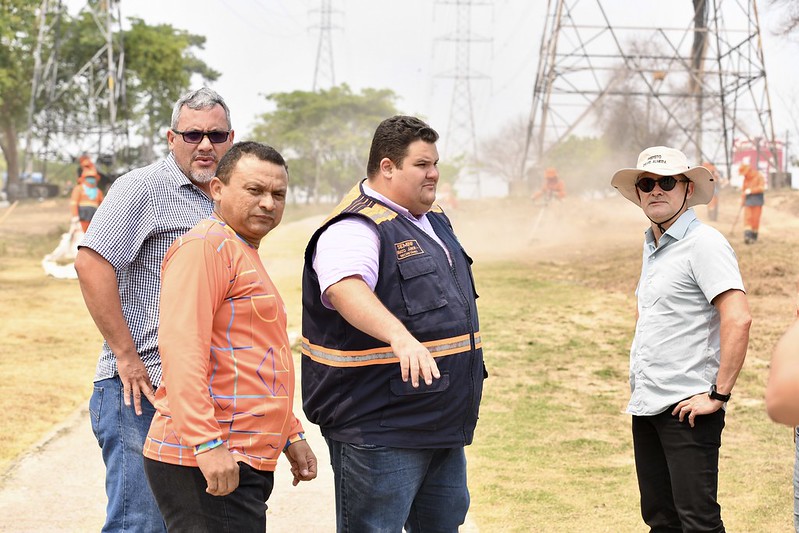 Prefeito David Almeida fiscaliza grande ação de limpeza na avenida das