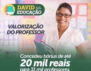 Enquanto David Almeida concedeu abono de até 20 mil aos professores, o atual Governador Amazonino Mendes (PDT) não cedeu nada e ainda serviu suco de folha de jambo com bolacha para os Alunos.