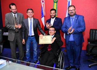 O Adv. Werner Albuquerque é homenageado na ALEAM, com Certificado de Honra ao Mérito de autoria do Deputado Platiny Soares.