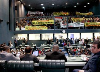 PMs – Enquanto os Deps. David Almeida, Platiny Soares, Alessandra Campêlo e Cabo Maciel lutam pelos direitos da PM do AM, o líder do Governador Amazonino, Dep. Dermilson Chagas luta contra.