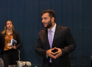 Platiny dispara contra o “Desgoverno Desarruma Casa” de Amazonino Mendes, que liberou mais 2 milhões para Construtora do seu muro