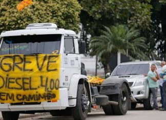 "Greve continua" – Mesmo após suposto acordo entre sindicatos e governo, caminhoneiros dizem que a greve continua e ANP anuncia que flexibilizará a mistura de biocombustíveis