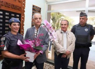 A PM Kátia Sastre que impediu assalto a escola infantil e matou ladrão é homenageada por governador no Dia das Mães, veja o vídeo da ação.