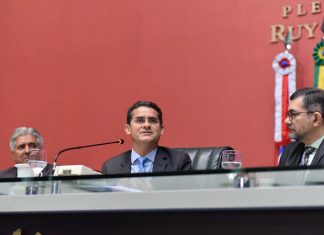 David Almeida apresenta Constituição do Estado e Regimento Interno atualizados