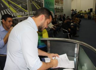 Prefeitura de Coari cria plano de cargos para professores e anuncia pagamento de mais de R$ 1 milhão do Fundeb