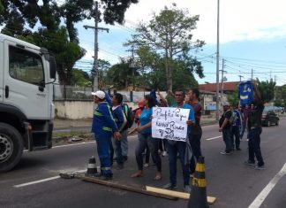 Servidores da Secretaria Municipal de Infraestrutura cobram salários atrasados durante protesto em Manaus