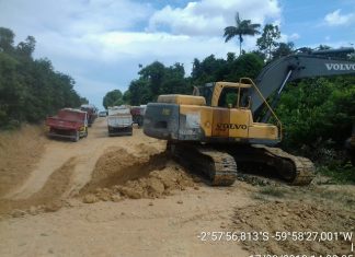 Ipaam apreende retroescavadeira e caçambas retirando barro de área sem licenciamento ambiental