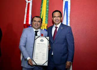 Sidney Leite homenageia Nilton Lins Jr com a medalha Ruy Araújo