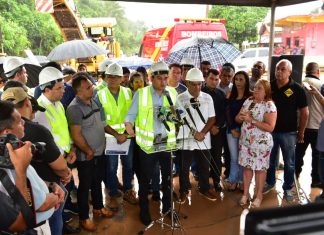 Wilson Lima assina ordem de serviço para recuperar estrada, inspeciona obras e reinaugura terminal turístico fluvial, na RMM