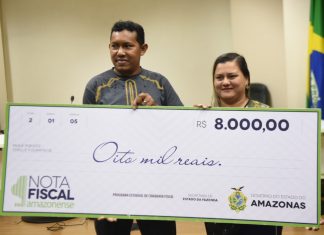 Pedreiro de 37 anos se emociona ao receber prêmio de R$ 20 mil da Nota Fiscal Amazonense