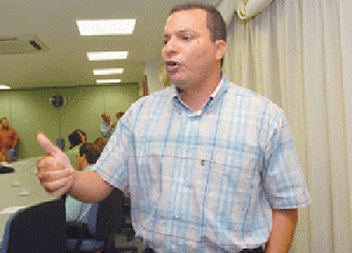 Urgente – Professor denuncia lixão a céu aberto que toma conta de rua, em Envira