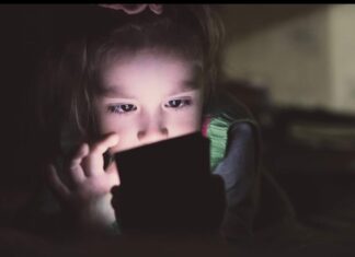 Mãe processa Instagram e Snapchat após a filha de 11 anos cometer suicídio
