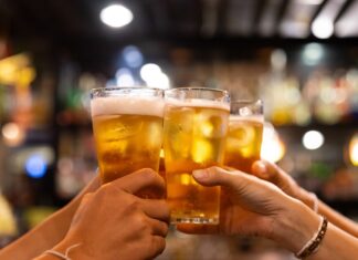 Consumir cerveja pode aumentar chances de contrair Covid-19, diz estudo