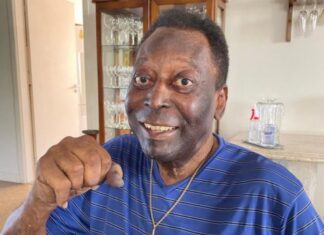 Pelé é internado novamente para dar sequência ao tratamento contra o câncer