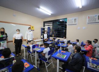 Governador Wilson Lima acompanha início do ano letivo 100% presencial da rede estadual de ensino
