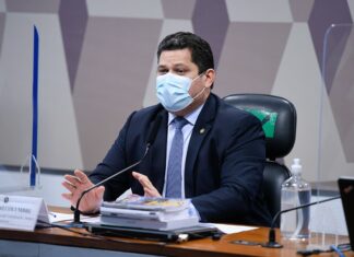 Senadores protestam contra defesa de partido nazista feita por influenciador digital