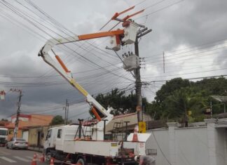 Bairro Flores recebe novos postes e rede elétrica