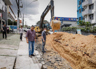 Obra da Prefeitura de Manaus para substituir drenagem desgastada avança no bairro Flores