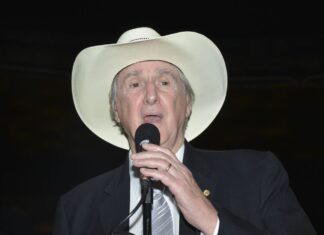 Sérgio Reis canta sucessos da música sertaneja na TV Brasil