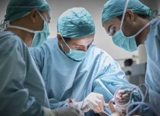 Com dois pênis, menino de 7 anos faz cirurgia para tirar um dos órgãos