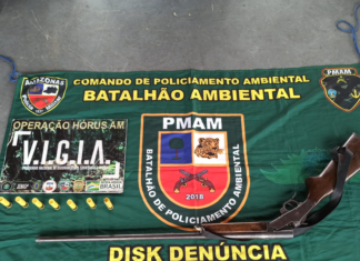 Em Parintins, PMAM apreende arma de fogo em embarcação