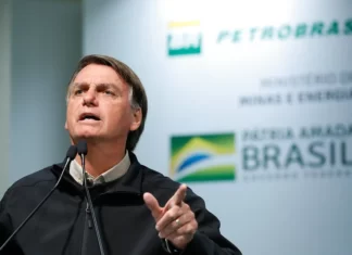 Bolsonaro diz que Petrobras não pode aumentar preço do combustível com o mundo em crise