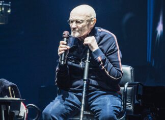 Debilitado, Phil Collins permanece sentado durante show em Berlim meses depois de revelar que não pode mais tocar bateria
