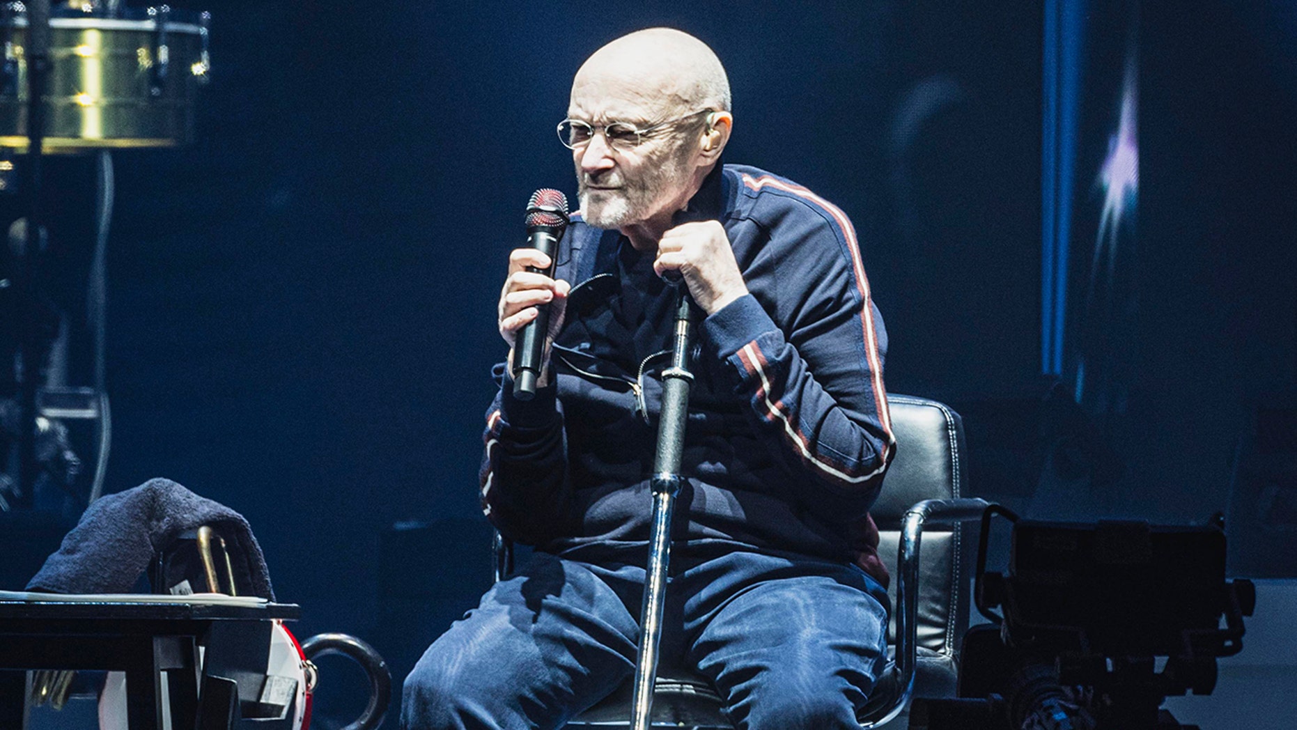 Debilitado, Phil Collins permanece sentado durante show em Berlim meses