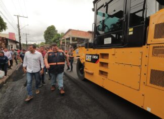 Asfalta Manaus: Wilson Lima vistoria recapeamento de ruas na comunidade Nova Conquista, bairro Tancredo Neves