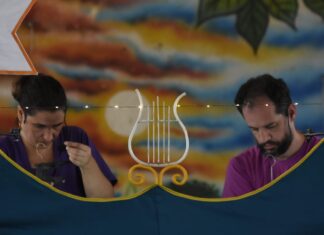 Artistas percorrem rios e estradas para levar magia da ópera ao interior do Amazonas