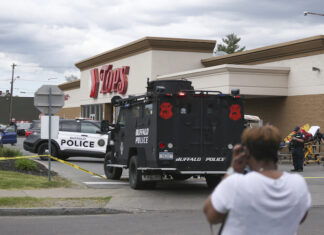 Atirador invade supermercado e deixa mortos e feridos em Buffalo, nos EUA