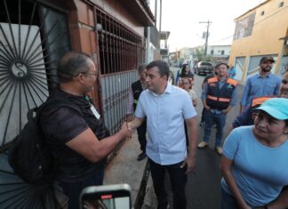 Governador Wilson Lima vistoria asfaltamento de ruas no bairro Compensa