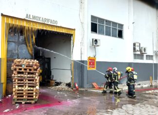 Bombeiros evitam que fogo se alastrasse em fábrica no bairro Armando Mendes, zona leste de Manaus
