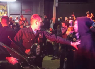 EUA: Pelo menos 1 policial ferido durante confronto com manifestantes pelo direito ao aborto, ver vídeo