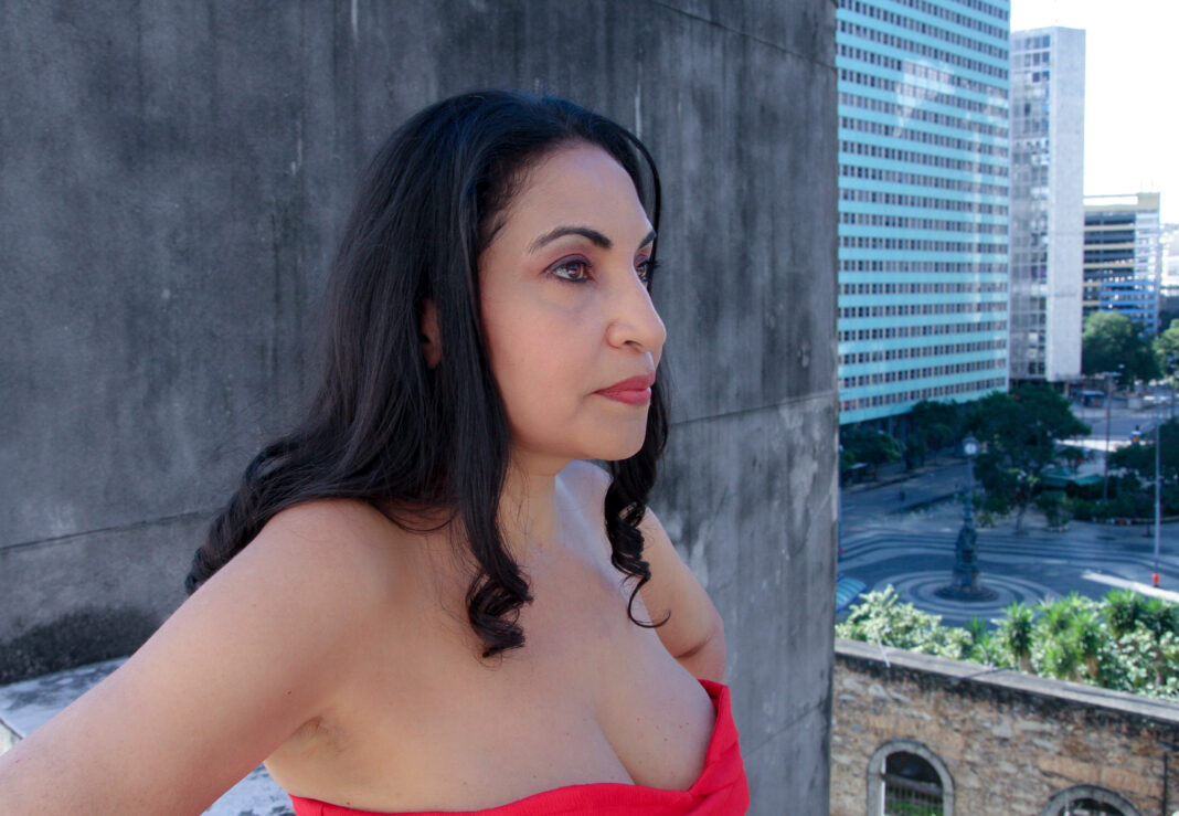 eliana printes centro vermelhofoto adonay Pereira blusa 001LR