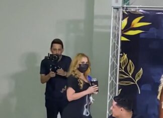 De máscara, a mascarada cantora Joelma (ex-Calypso) tentou se justificar em coletiva e disse que estava com a imunidade baixa e não poderia arriscar em Manaus