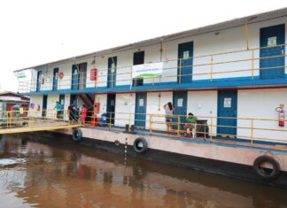 Hospital flutuante garante atendimentos mesmo com a cheia em Anamã