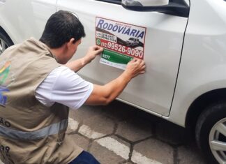Táxis do transporte intermunicipal recebem adesivos de segurança da Arsepam