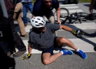 VÍDEO: Biden cai de bicicleta após passeio em praia de Delaware, nos Estados Unidos