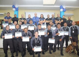 Monitores do sistema prisional recebem certificação na conclusão do curso de condutor de cães