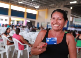 Governador Wilson Lima inicia entrega do Auxílio Estadual enchente para famílias de mais sete municípios