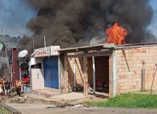 Populares tentar conter incêndio em residência; assista