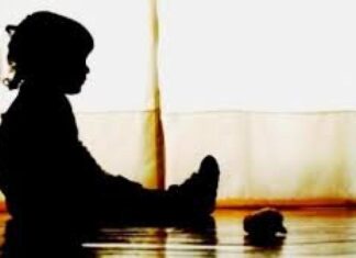 Mães abandonam crianças para beber em bar e são presas em flagrante