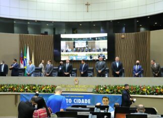 Presidente do TCE-AM participa de homenagem ao deputado Roberto Cidade na CMM