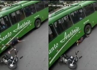 Motoqueiro cai de cabeça sobre roda de ônibus e sai andando