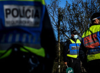 Jovem mata cinco membros da família com fuzil e catana na França