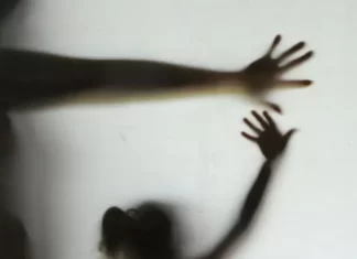 Pai é denunciado por estuprar e engravidar filha de 12 anos em SC; ele e madrasta estão presos