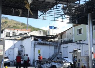 Explosão de carro em posto deixa dois feridos