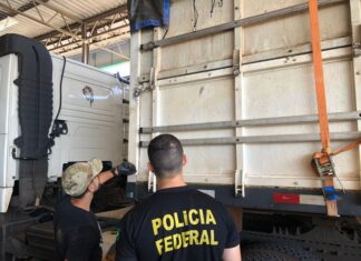 PF apreende 65 tabletes de cocaína, dez pistolas e um fuzil