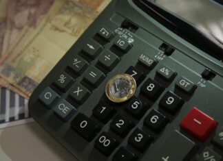 Salário médio caiu na maioria das atividades profissionais, revela estudo da CNC
